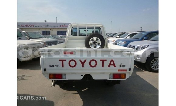 Acheter Import Voiture Toyota Land Cruiser Blanc à Import - Dubai, Somalie Acheter Import Voiture Toyota Land Cruiser Blanc à Import - Dubai, Somalie