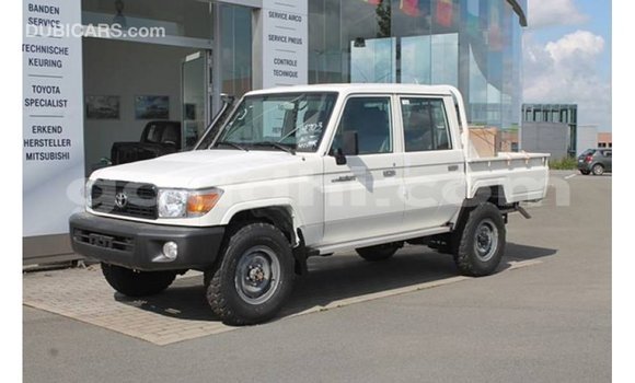 Nunua Imported Toyota Land Cruiser Nyeupe Gari ndani ya Import - Dubai nchini Somalia Nunua Imported Toyota Land Cruiser Nyeupe Gari ndani ya Import - Dubai nchini Somalia