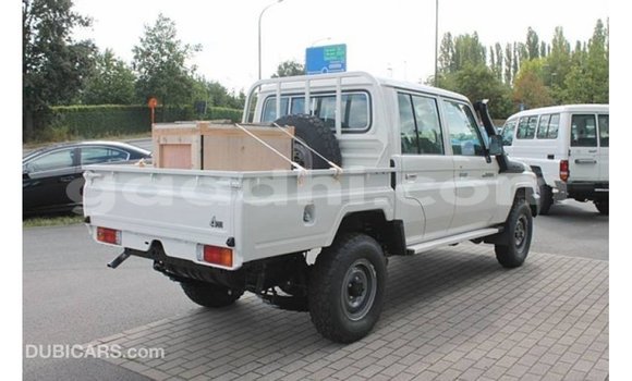 ይግዙ Imported Toyota Land Cruiser ነጭ መኪና በ Import - Dubai በ ሶማሊያ ይግዙ Imported Toyota Land Cruiser ነጭ መኪና በ Import - Dubai በ ሶማሊያ