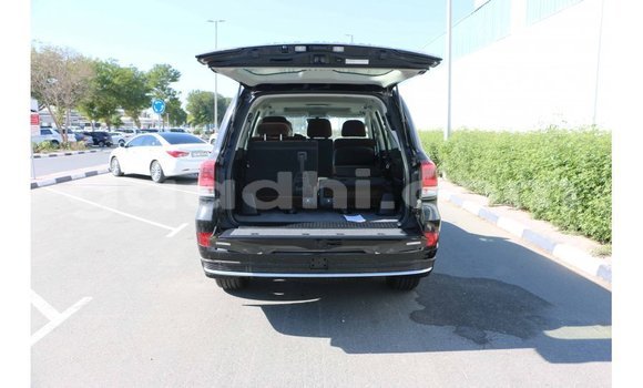 Nunua Imported Toyota Land Cruiser Nyeusi Gari ndani ya Import - Dubai nchini Somalia Nunua Imported Toyota Land Cruiser Nyeusi Gari ndani ya Import - Dubai nchini Somalia