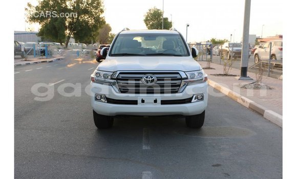 Nunua Imported Toyota Land Cruiser Nyeupe Gari ndani ya Import - Dubai nchini Somalia Nunua Imported Toyota Land Cruiser Nyeupe Gari ndani ya Import - Dubai nchini Somalia