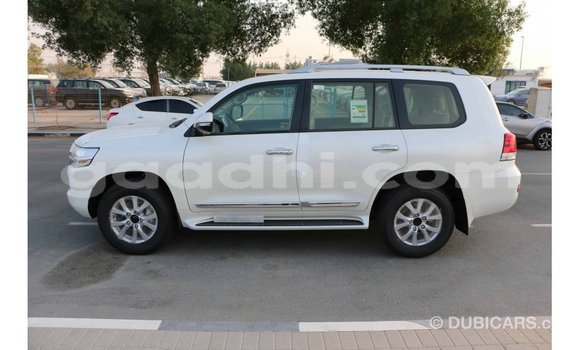 Nunua Imported Toyota Land Cruiser Nyeupe Gari ndani ya Import - Dubai nchini Somalia Nunua Imported Toyota Land Cruiser Nyeupe Gari ndani ya Import - Dubai nchini Somalia