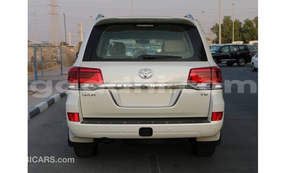 Nunua Imported Toyota Land Cruiser Nyeupe Gari ndani ya Import - Dubai nchini Somalia Nunua Imported Toyota Land Cruiser Nyeupe Gari ndani ya Import - Dubai nchini Somalia