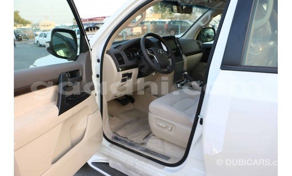 Nunua Imported Toyota Land Cruiser Nyeupe Gari ndani ya Import - Dubai nchini Somalia Nunua Imported Toyota Land Cruiser Nyeupe Gari ndani ya Import - Dubai nchini Somalia
