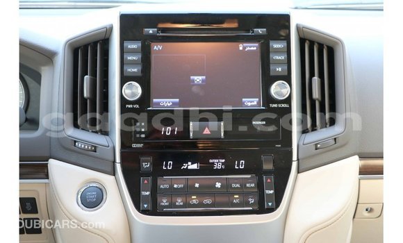 Nunua Imported Toyota Land Cruiser Nyeupe Gari ndani ya Import - Dubai nchini Somalia Nunua Imported Toyota Land Cruiser Nyeupe Gari ndani ya Import - Dubai nchini Somalia