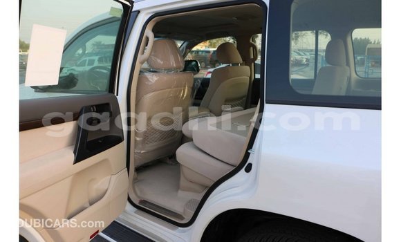 Nunua Imported Toyota Land Cruiser Nyeupe Gari ndani ya Import - Dubai nchini Somalia Nunua Imported Toyota Land Cruiser Nyeupe Gari ndani ya Import - Dubai nchini Somalia