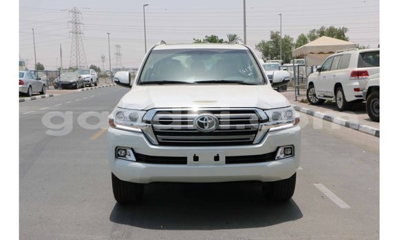 Nunua Imported Toyota Land Cruiser Nyeupe Gari ndani ya Import - Dubai nchini Somalia Nunua Imported Toyota Land Cruiser Nyeupe Gari ndani ya Import - Dubai nchini Somalia