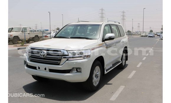 Nunua Imported Toyota Land Cruiser Nyeupe Gari ndani ya Import - Dubai nchini Somalia Nunua Imported Toyota Land Cruiser Nyeupe Gari ndani ya Import - Dubai nchini Somalia