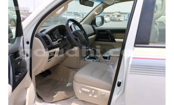 Nunua Imported Toyota Land Cruiser Nyeupe Gari ndani ya Import - Dubai nchini Somalia Nunua Imported Toyota Land Cruiser Nyeupe Gari ndani ya Import - Dubai nchini Somalia