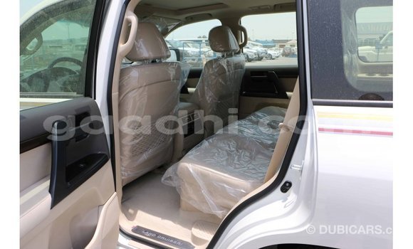 Nunua Imported Toyota Land Cruiser Nyeupe Gari ndani ya Import - Dubai nchini Somalia Nunua Imported Toyota Land Cruiser Nyeupe Gari ndani ya Import - Dubai nchini Somalia