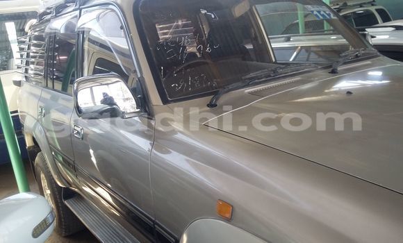 Oofamaa Toyota Land Cruiser Silver Makiinaa iti Hargeysa keessatti Somaliland keessatti Oofamaa Toyota Land Cruiser Silver Makiinaa iti Hargeysa keessatti Somaliland keessatti