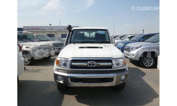 Acheter Import Voiture Toyota Land Cruiser Blanc à Import - Dubai, Somalie Acheter Import Voiture Toyota Land Cruiser Blanc à Import - Dubai, Somalie