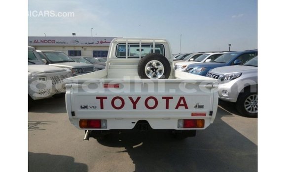 Acheter Import Voiture Toyota Land Cruiser Blanc à Import - Dubai, Somalie Acheter Import Voiture Toyota Land Cruiser Blanc à Import - Dubai, Somalie