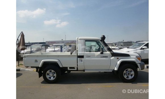 Acheter Import Voiture Toyota Land Cruiser Blanc à Import - Dubai, Somalie Acheter Import Voiture Toyota Land Cruiser Blanc à Import - Dubai, Somalie