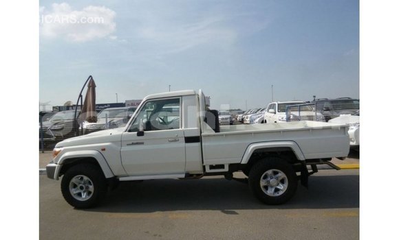 Acheter Import Voiture Toyota Land Cruiser Blanc à Import - Dubai, Somalie Acheter Import Voiture Toyota Land Cruiser Blanc à Import - Dubai, Somalie