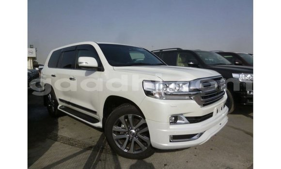 ይግዙ Imported Toyota Land Cruiser ነጭ መኪና በ Import - Dubai በ ሶማሊያ ይግዙ Imported Toyota Land Cruiser ነጭ መኪና በ Import - Dubai በ ሶማሊያ
