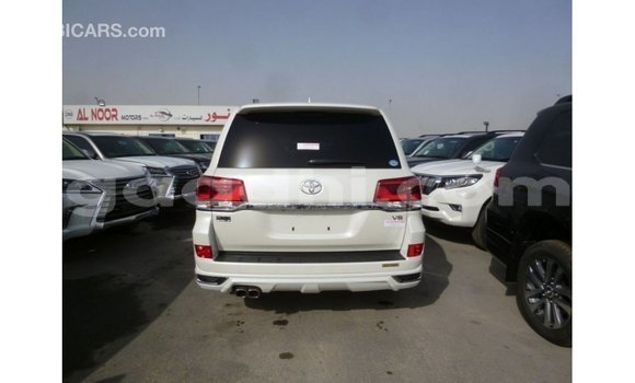 ይግዙ Imported Toyota Land Cruiser ነጭ መኪና በ Import - Dubai በ ሶማሊያ ይግዙ Imported Toyota Land Cruiser ነጭ መኪና በ Import - Dubai በ ሶማሊያ