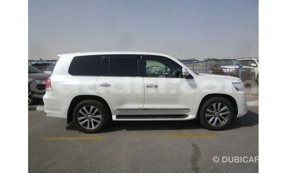 ይግዙ Imported Toyota Land Cruiser ነጭ መኪና በ Import - Dubai በ ሶማሊያ ይግዙ Imported Toyota Land Cruiser ነጭ መኪና በ Import - Dubai በ ሶማሊያ