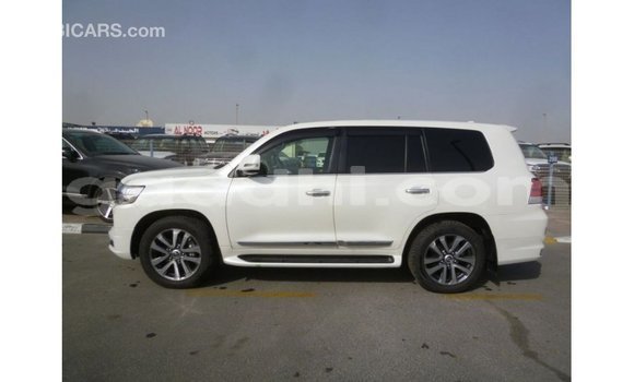 ይግዙ Imported Toyota Land Cruiser ነጭ መኪና በ Import - Dubai በ ሶማሊያ ይግዙ Imported Toyota Land Cruiser ነጭ መኪና በ Import - Dubai በ ሶማሊያ