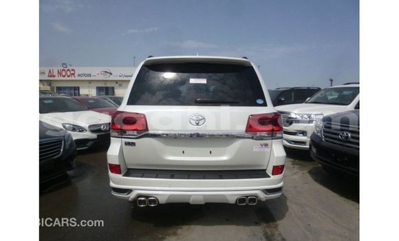 Acheter Import Voiture Toyota Land Cruiser Blanc à Import - Dubai, Somalie Acheter Import Voiture Toyota Land Cruiser Blanc à Import - Dubai, Somalie