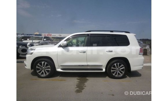 Acheter Import Voiture Toyota Land Cruiser Blanc à Import - Dubai, Somalie Acheter Import Voiture Toyota Land Cruiser Blanc à Import - Dubai, Somalie