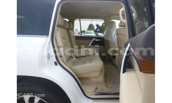 Acheter Import Voiture Toyota Land Cruiser Blanc à Import - Dubai, Somalie Acheter Import Voiture Toyota Land Cruiser Blanc à Import - Dubai, Somalie