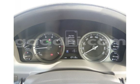 Acheter Import Voiture Toyota Land Cruiser Blanc à Import - Dubai, Somalie Acheter Import Voiture Toyota Land Cruiser Blanc à Import - Dubai, Somalie