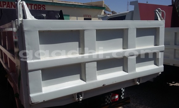 Oofamaa Nissan 350Z White Makiinaa iti Hargeysa keessatti Somaliland keessatti Oofamaa Nissan 350Z White Makiinaa iti Hargeysa keessatti Somaliland keessatti