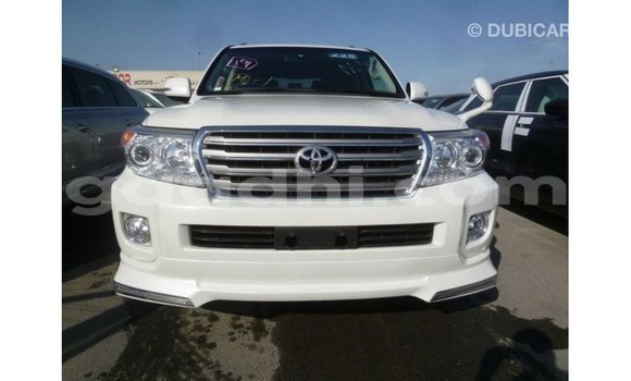 Acheter Import Voiture Toyota Land Cruiser Blanc à Import - Dubai, Somalie Acheter Import Voiture Toyota Land Cruiser Blanc à Import - Dubai, Somalie