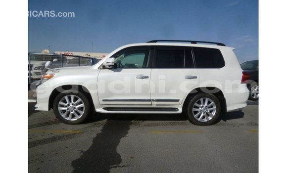 Acheter Import Voiture Toyota Land Cruiser Blanc à Import - Dubai, Somalie Acheter Import Voiture Toyota Land Cruiser Blanc à Import - Dubai, Somalie