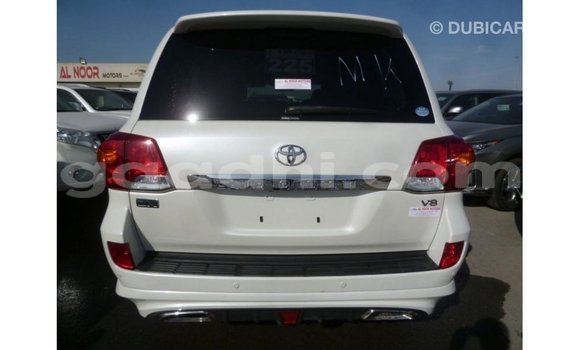 Acheter Import Voiture Toyota Land Cruiser Blanc à Import - Dubai, Somalie Acheter Import Voiture Toyota Land Cruiser Blanc à Import - Dubai, Somalie