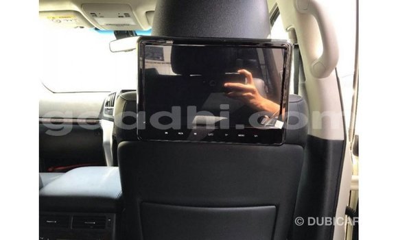 Acheter Import Voiture Toyota Land Cruiser Blanc à Import - Dubai, Somalie Acheter Import Voiture Toyota Land Cruiser Blanc à Import - Dubai, Somalie