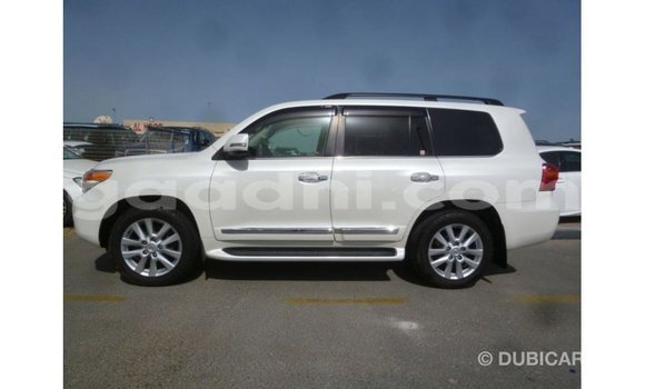 Acheter Import Voiture Toyota Land Cruiser Blanc à Import - Dubai, Somalie Acheter Import Voiture Toyota Land Cruiser Blanc à Import - Dubai, Somalie
