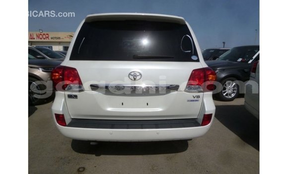 Acheter Import Voiture Toyota Land Cruiser Blanc à Import - Dubai, Somalie Acheter Import Voiture Toyota Land Cruiser Blanc à Import - Dubai, Somalie