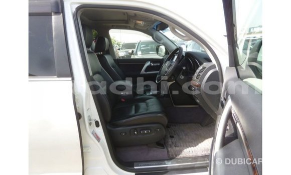 Acheter Import Voiture Toyota Land Cruiser Blanc à Import - Dubai, Somalie Acheter Import Voiture Toyota Land Cruiser Blanc à Import - Dubai, Somalie