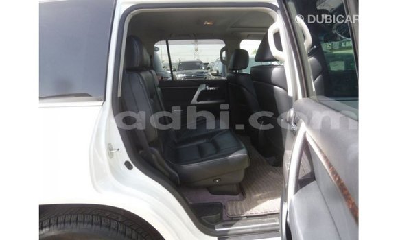 Acheter Import Voiture Toyota Land Cruiser Blanc à Import - Dubai, Somalie Acheter Import Voiture Toyota Land Cruiser Blanc à Import - Dubai, Somalie