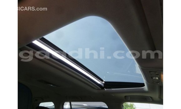 Acheter Import Voiture Toyota Land Cruiser Blanc à Import - Dubai, Somalie Acheter Import Voiture Toyota Land Cruiser Blanc à Import - Dubai, Somalie