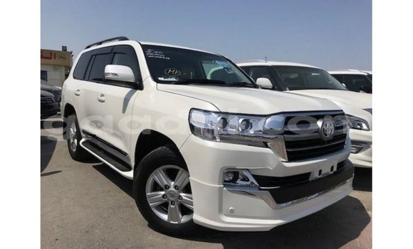 ይግዙ Imported Toyota Land Cruiser ነጭ መኪና በ Import - Dubai በ ሶማሊያ ይግዙ Imported Toyota Land Cruiser ነጭ መኪና በ Import - Dubai በ ሶማሊያ