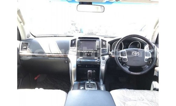 ይግዙ Imported Toyota Land Cruiser ነጭ መኪና በ Import - Dubai በ ሶማሊያ ይግዙ Imported Toyota Land Cruiser ነጭ መኪና በ Import - Dubai በ ሶማሊያ