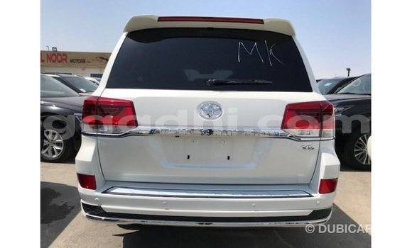ይግዙ Imported Toyota Land Cruiser ነጭ መኪና በ Import - Dubai በ ሶማሊያ ይግዙ Imported Toyota Land Cruiser ነጭ መኪና በ Import - Dubai በ ሶማሊያ