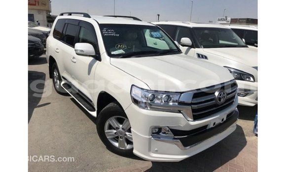 ይግዙ Imported Toyota Land Cruiser ነጭ መኪና በ Import - Dubai በ ሶማሊያ ይግዙ Imported Toyota Land Cruiser ነጭ መኪና በ Import - Dubai በ ሶማሊያ