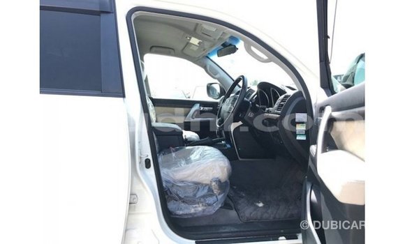 ይግዙ Imported Toyota Land Cruiser ነጭ መኪና በ Import - Dubai በ ሶማሊያ ይግዙ Imported Toyota Land Cruiser ነጭ መኪና በ Import - Dubai በ ሶማሊያ