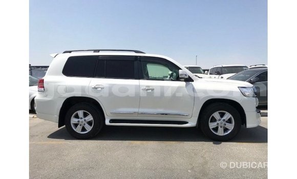 ይግዙ Imported Toyota Land Cruiser ነጭ መኪና በ Import - Dubai በ ሶማሊያ ይግዙ Imported Toyota Land Cruiser ነጭ መኪና በ Import - Dubai በ ሶማሊያ
