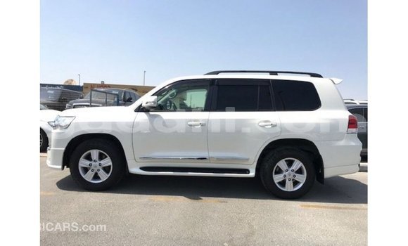 ይግዙ Imported Toyota Land Cruiser ነጭ መኪና በ Import - Dubai በ ሶማሊያ ይግዙ Imported Toyota Land Cruiser ነጭ መኪና በ Import - Dubai በ ሶማሊያ