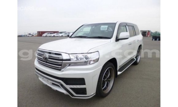 Acheter Import Voiture Toyota Land Cruiser Blanc à Import - Dubai, Somalie Acheter Import Voiture Toyota Land Cruiser Blanc à Import - Dubai, Somalie
