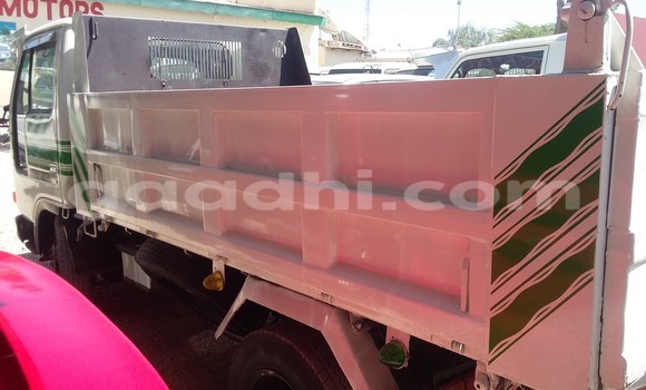 Oofamaa Nissan 350Z White Makiinaa iti Hargeysa keessatti Somaliland keessatti Oofamaa Nissan 350Z White Makiinaa iti Hargeysa keessatti Somaliland keessatti