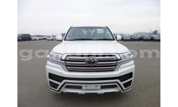 Acheter Import Voiture Toyota Land Cruiser Blanc à Import - Dubai, Somalie Acheter Import Voiture Toyota Land Cruiser Blanc à Import - Dubai, Somalie