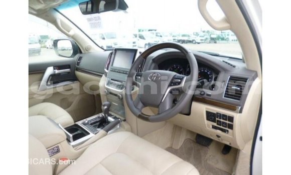 Acheter Import Voiture Toyota Land Cruiser Blanc à Import - Dubai, Somalie Acheter Import Voiture Toyota Land Cruiser Blanc à Import - Dubai, Somalie
