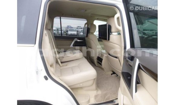 Acheter Import Voiture Toyota Land Cruiser Blanc à Import - Dubai, Somalie Acheter Import Voiture Toyota Land Cruiser Blanc à Import - Dubai, Somalie