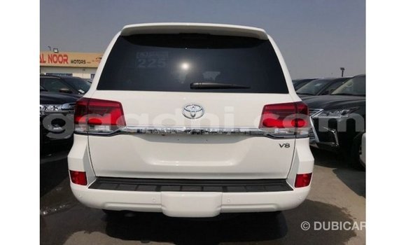 Acheter Import Voiture Toyota Land Cruiser Blanc à Import - Dubai, Somalie Acheter Import Voiture Toyota Land Cruiser Blanc à Import - Dubai, Somalie